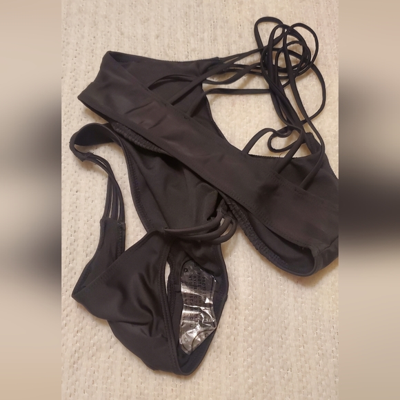 NWOT Black Bikini medium - Picture 2 of 3